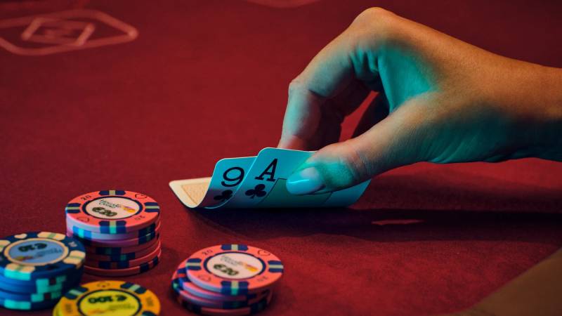 Cách Nhận Diện Các Lá Bài: Nhìn Nhanh, Nhớ Lâu, Chơi Bài Tốt 2 Hiểu đúng về cấu trúc một lá bài